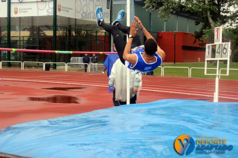 El saltador Fernando Batista,en el Campeonato de Atletismo para Personas con Discapacidad Intelectual en Burgos. / FEDEACYL