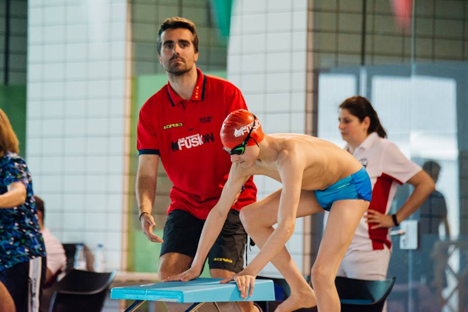 Óscar González ayuda a Marta Fernández en una competición. FEDEACYL
