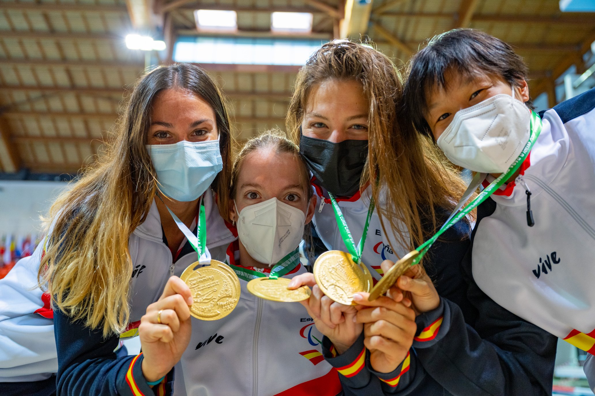 Marta Fernández, junto a Nuria Marqués, Sarai Gascón e Isabel Yingua, ganadoras del oro en el 4x100 estilos. IPC
