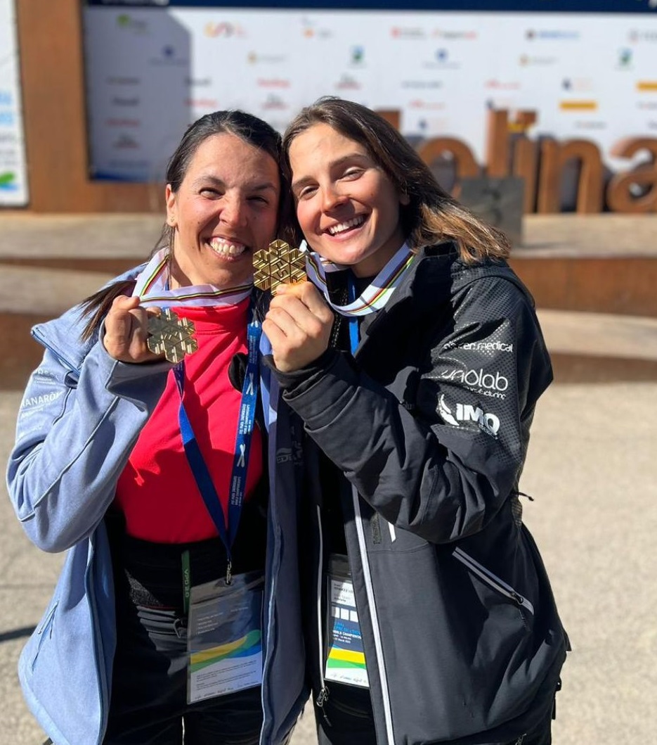 Raquel Martínez e Irati Idiakez, con sus medallas de oro. FEDEACYL